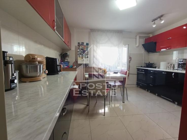 Apartament 4 camere, decomandat, 3 dormitoare, 2 bai, zona Fratelia.