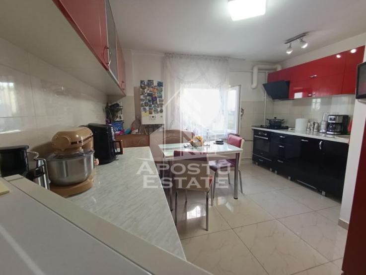 Apartament 4 camere, decomandat, 3 dormitoare, 2 bai, zona Fratelia.