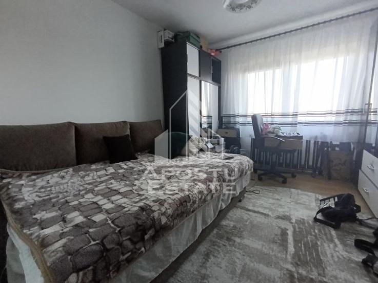 Apartament 4 camere, decomandat, 3 dormitoare, 2 bai, zona Fratelia.