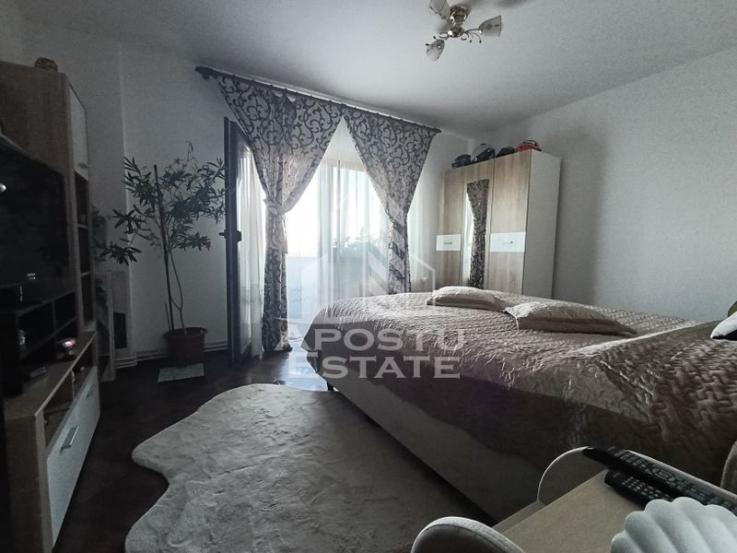 Apartament 4 camere, decomandat, 3 dormitoare, 2 bai, zona Fratelia.