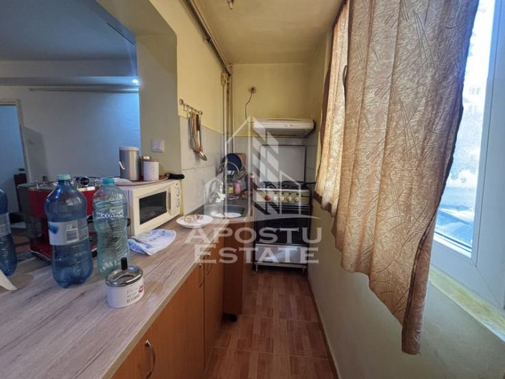 Apartament cu 3 camere in zona UMT, centrala proprie