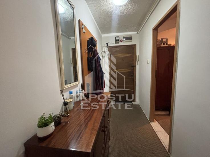 Apartament cu 3 camere in zona UMT, centrala proprie