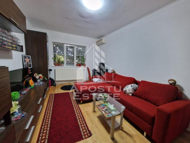 Apartament cu 2 camere, centrala proprie, etaj 1, zona Lipovei