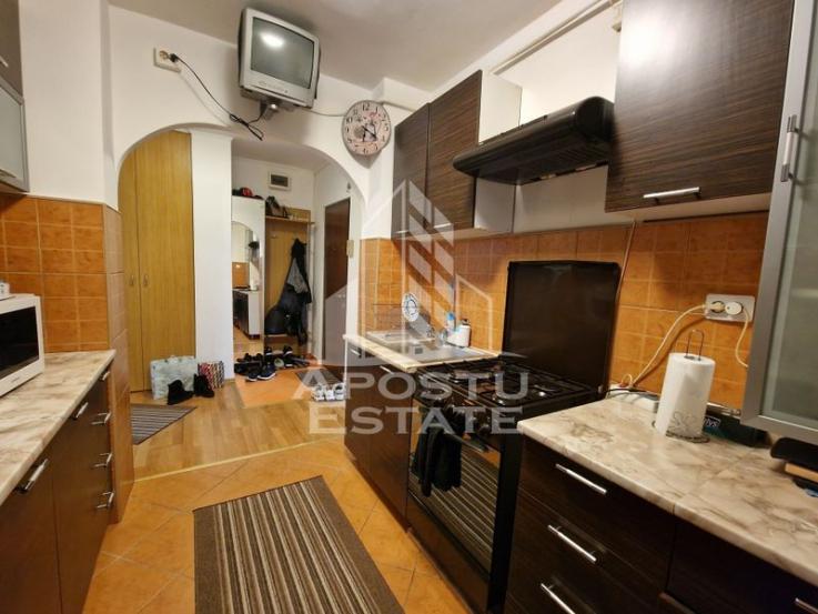 Apartament cu 2 camere, centrala proprie, etaj 1, zona Lipovei