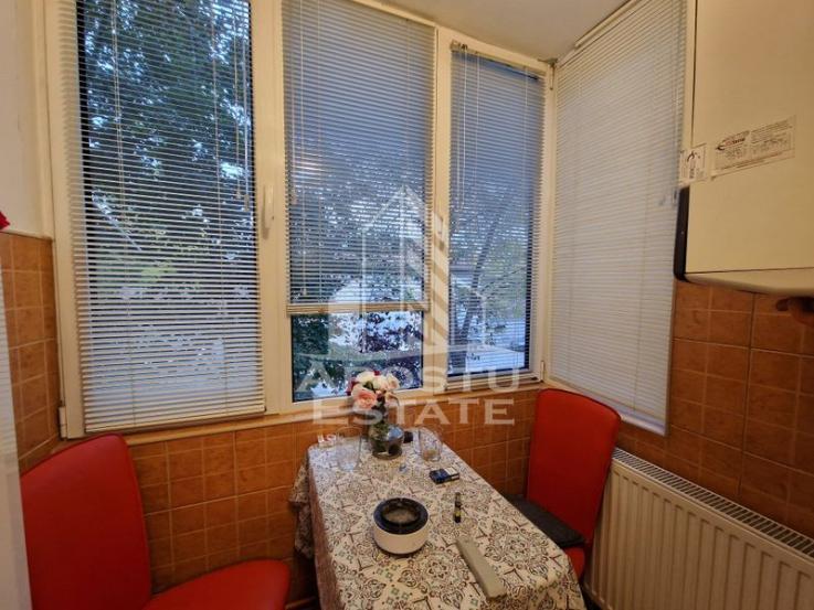 Apartament cu 2 camere, centrala proprie, etaj 1, zona Lipovei