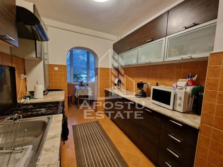 Apartament cu 2 camere, centrala proprie, etaj 1, zona Lipovei