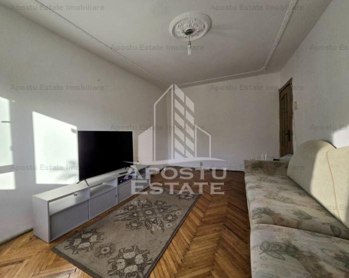 Apartament decomandat cu 3 camere, etaj intermediar,  zona Lipovei