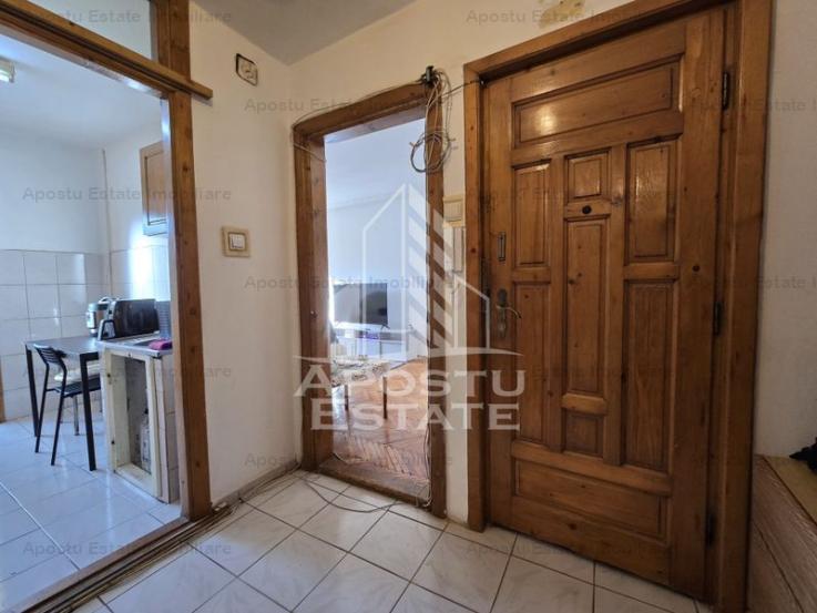 Apartament decomandat cu 3 camere, etaj intermediar,  zona Lipovei