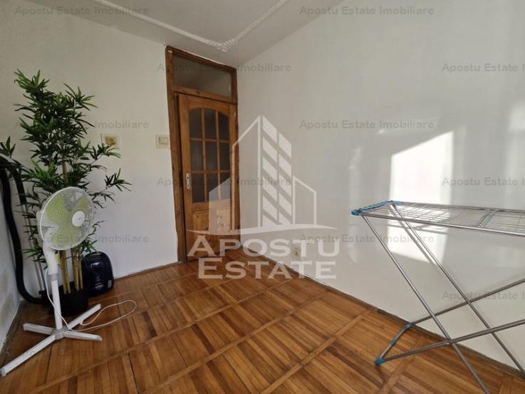 Apartament decomandat cu 3 camere, etaj intermediar,  zona Lipovei