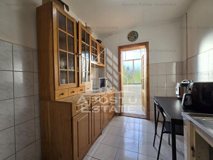 Apartament decomandat cu 3 camere, etaj intermediar,  zona Lipovei