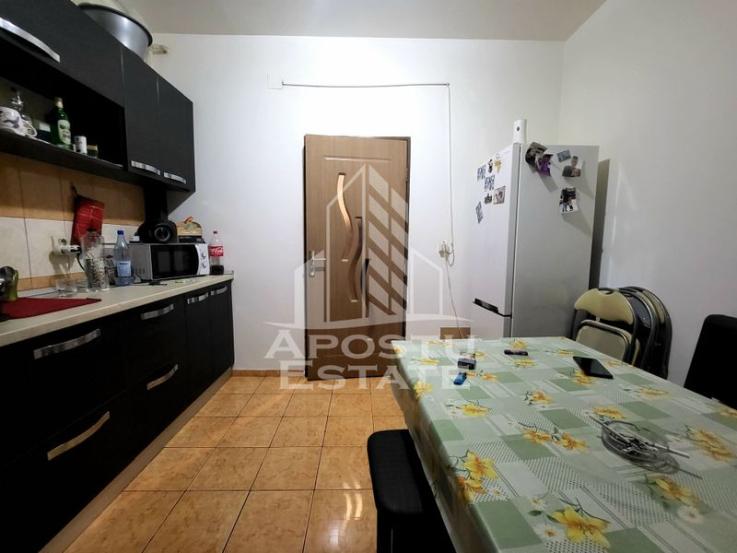 Apartament cu 3 camere si 2 bai, centrala proprie, zona Aradului