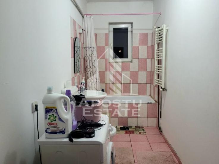 Apartament cu 3 camere si 2 bai, centrala proprie, zona Aradului