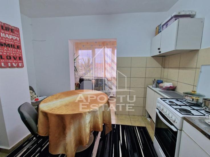 Apartament 2 camere, decomandat, centrala proprie, zona Torontalului