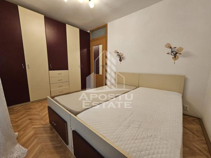 Apartament 4 camere,  decomandat, 2 bai, Zona Complex Studentesc