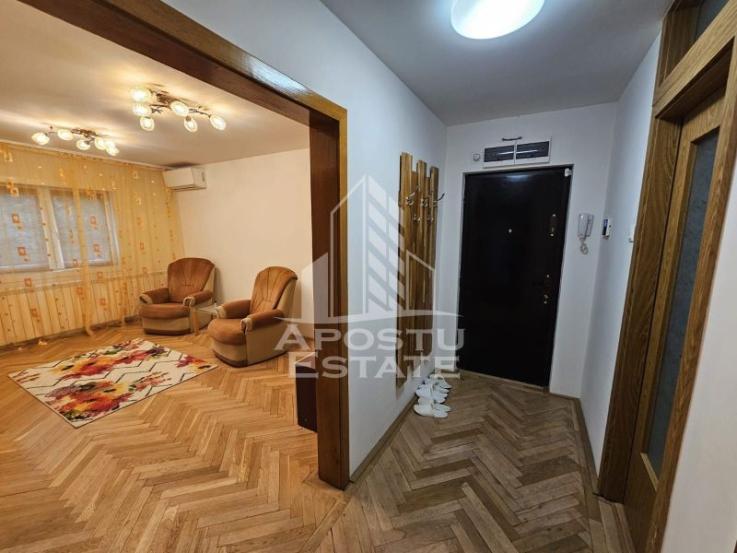 Apartament 4 camere,  decomandat, 2 bai, Zona Complex Studentesc