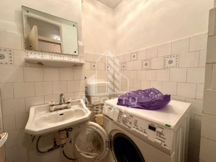 Apartament 3 camere, 2 bai, centrala proprie, zona Girocului