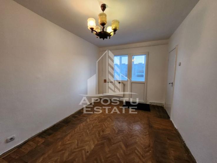 Apartament cu 3 camere, centrala proprie, zona Dacia