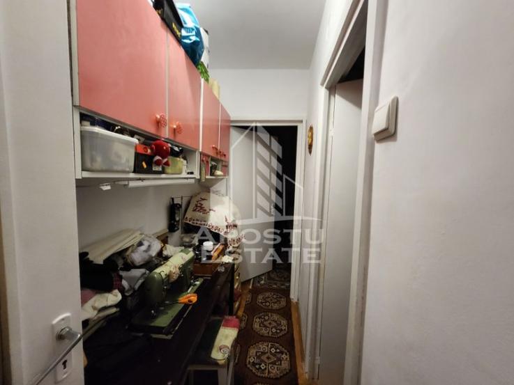 Apartament cu 4 camere, centrala proprie, etaj intermediar, zona Dacia