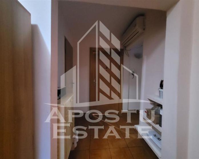 Apartament cu 3 camere, 2 bai, centrala proprie, zona Bucovina