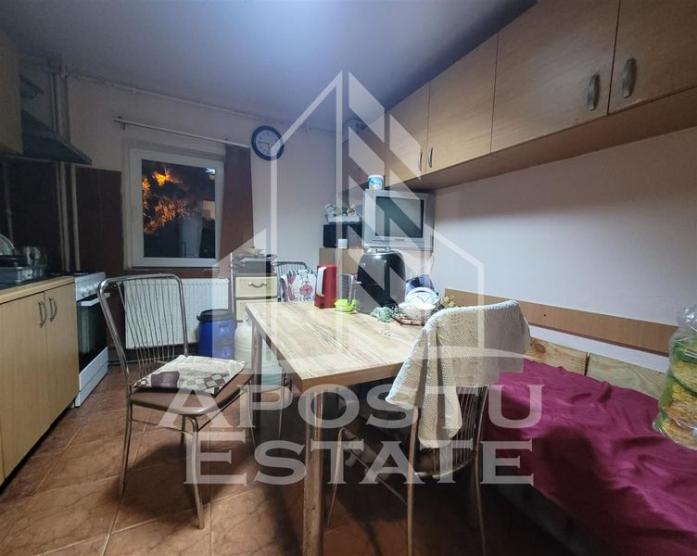 Apartament cu 3 camere, 2 bai, centrala proprie, zona Bucovina