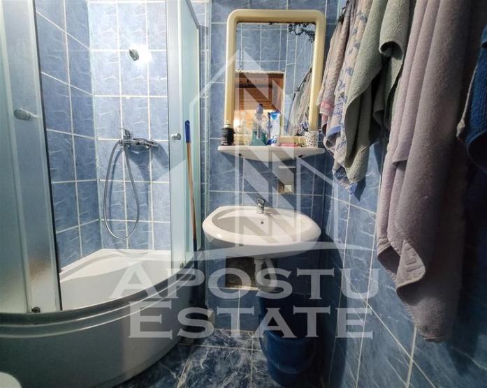 Apartament cu 3 camere, 2 bai, centrala proprie, zona Bucovina