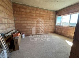 Jumatate de duplex cu 3 camere in Mosnita Veche, la rosu