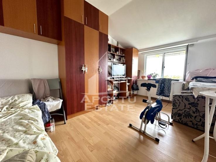 Apartament 2 camere, decomandat, centrala proprie, zona Freidorf