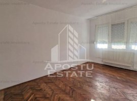 Apartament cu 3 camere, centrala proprie,  zona Circumvalatiunii