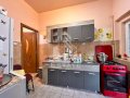 Apartament 2 camere, la curte comuna, pod mansardabil in zona Centrala