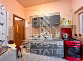 Apartament 2 camere, la curte comuna, pod mansardabil in zona Centrala