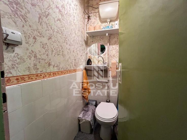 Apartament 4 camere, etajul 1 cu acoperisul reabilitat in Piata Maria.