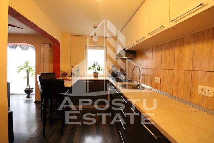 Apartament cu 3 camere, zona Lipovei