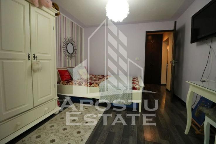 Apartament cu 3 camere, zona Lipovei