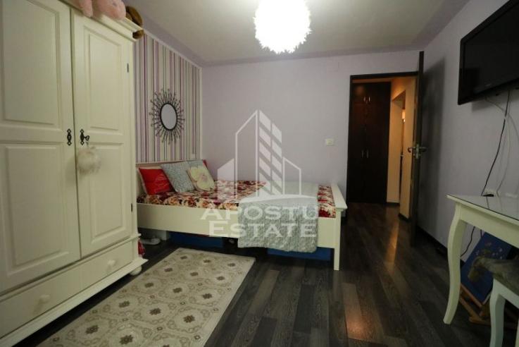 Apartament cu 3 camere, zona Lipovei