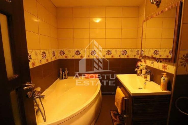 Apartament cu 3 camere, zona Lipovei