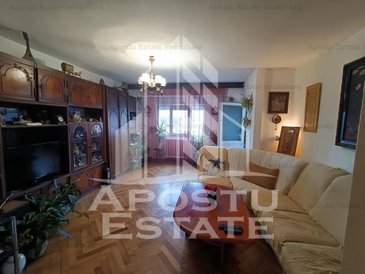 Apartament cu 4 camere, centrala proprie, zona Aradului