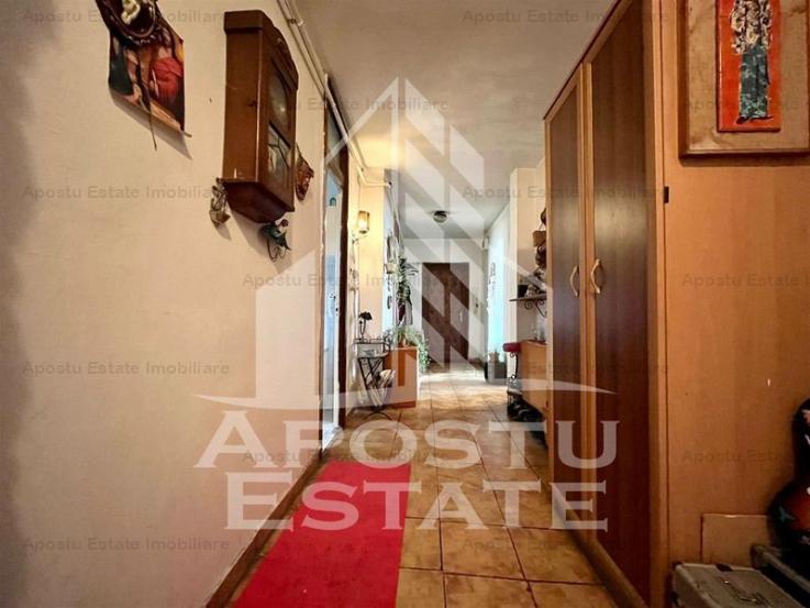 Apartament cu 4 camere, centrala proprie, zona Aradului