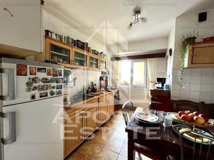 Apartament cu 4 camere, centrala proprie, zona Aradului