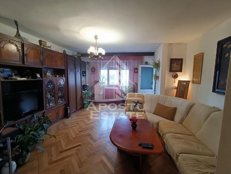 Apartament cu 4 camere, centrala proprie, zona Aradului