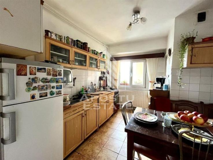 Apartament cu 4 camere, centrala proprie, zona Aradului