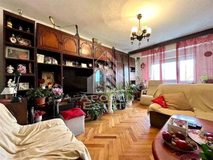 Apartament cu 4 camere, centrala proprie, zona Aradului