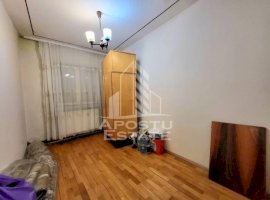 Apartament decomandat cu 3 camere, etaj intermediar, centrala, Lipovei