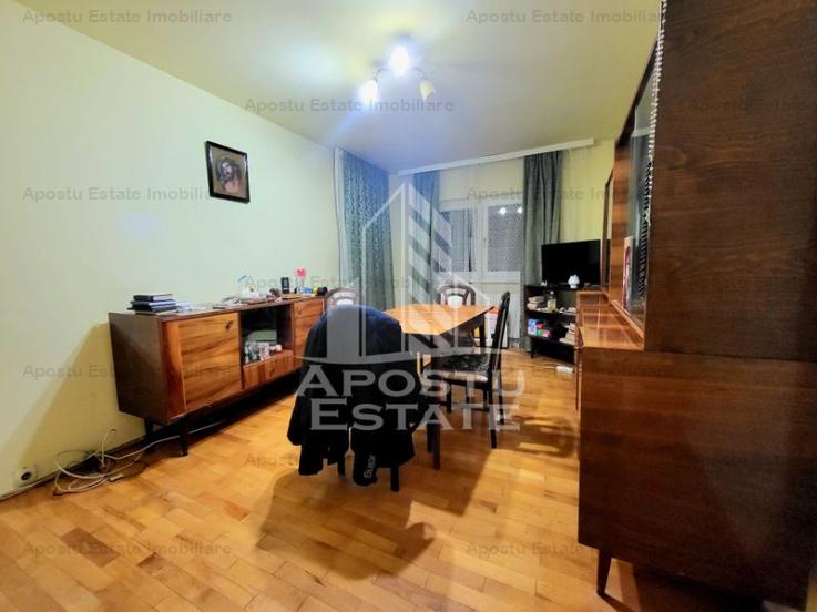 Apartament decomandat cu 3 camere, etaj intermediar, centrala, Lipovei