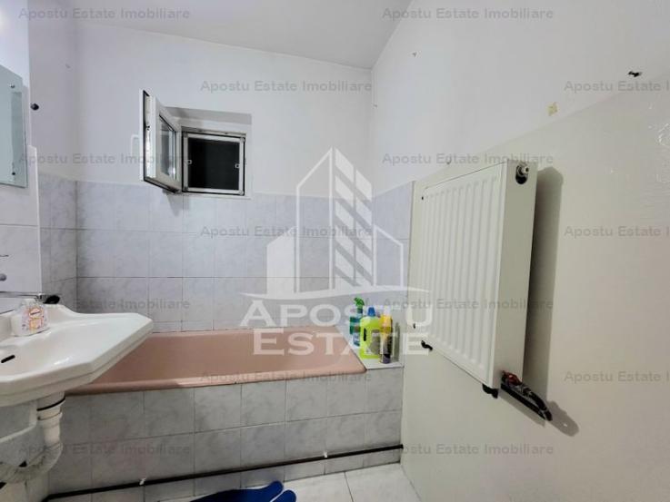 Apartament decomandat cu 3 camere, etaj intermediar, centrala, Lipovei