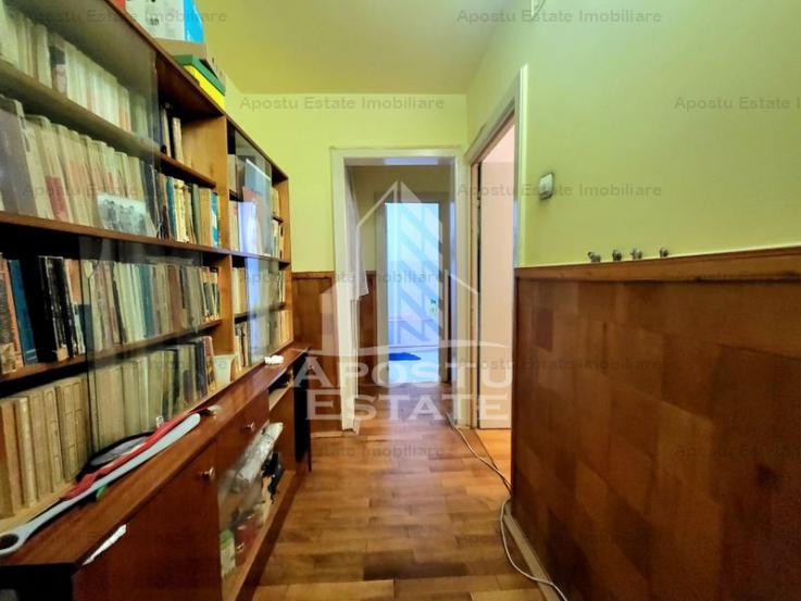 Apartament decomandat cu 3 camere, etaj intermediar, centrala, Lipovei