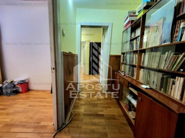 Apartament decomandat cu 3 camere, etaj intermediar, centrala, Lipovei