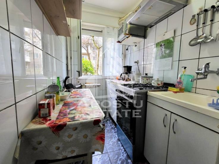 Apartament cu 3 camere, parter,  zona Dacia