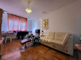 Apartament cu 3 camere, decomandat, zona Lipovei