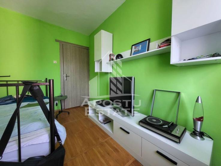 Apartament cu 3 camere, decomandat, zona Lipovei