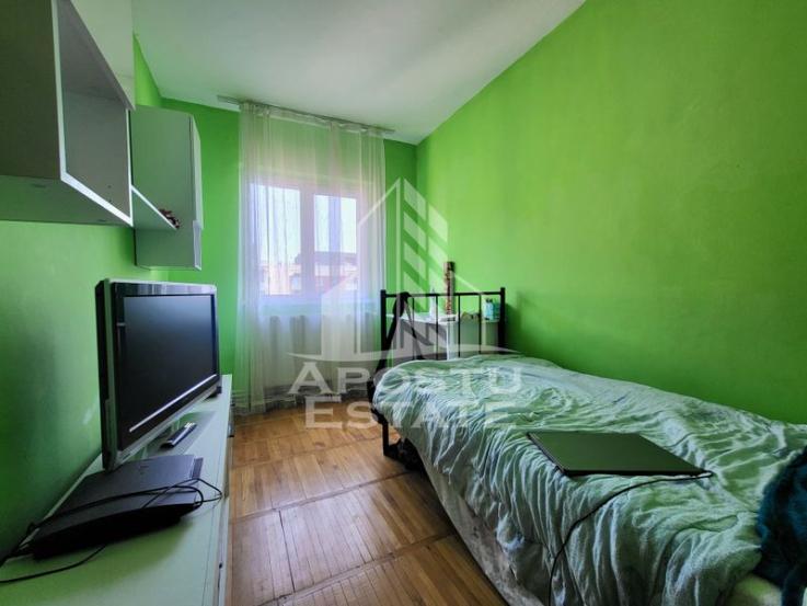 Apartament cu 3 camere, decomandat, zona Lipovei